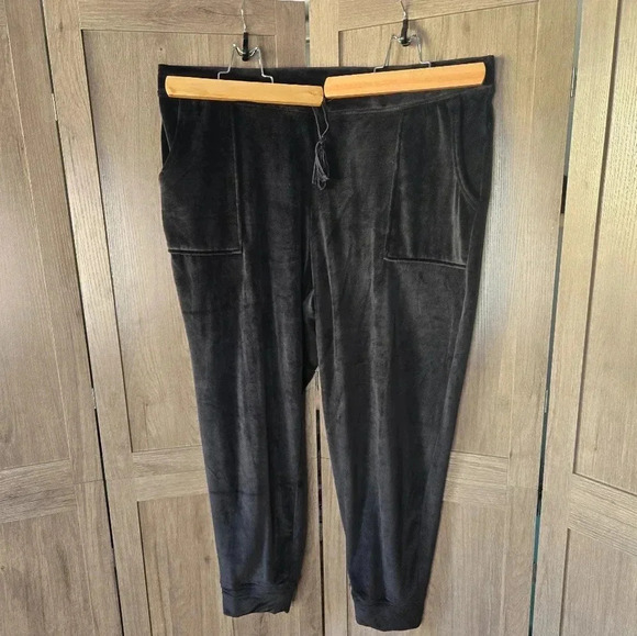 House of Harlow 1960 Pants - Women velour black casual yoga travel gym joggers